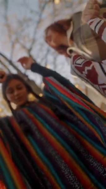Jardín Otoño Dos Niñas Con Disfraces Hippies Están Mostrando Sus — Vídeo de stock