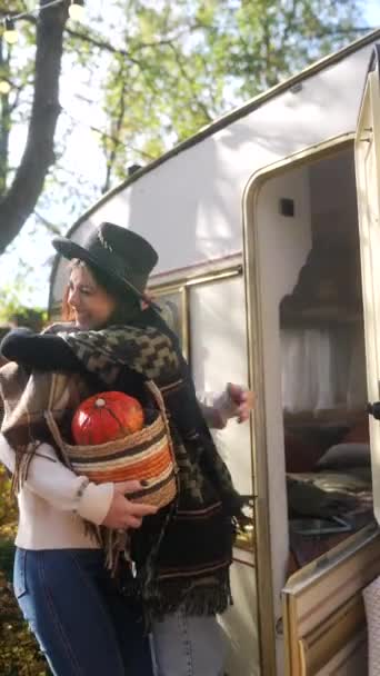 Deux Belles Jeunes Femmes Tenue Hippie Ont Des Citrouilles Main — Video