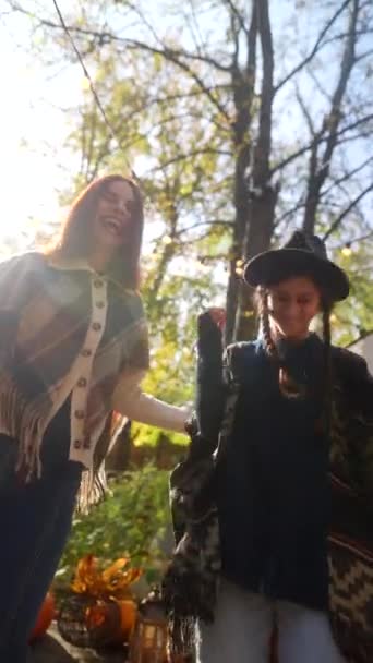Užívám Podzimní Atmosféru Duo Mladých Dívek Oblečených Jako Hipíci Odtančí — Stock video