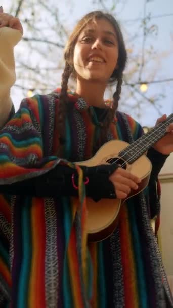 Meninas Bonitas Traje Hippie Estão Jogando Ukulele Dança Imagens Alta — Vídeo de Stock