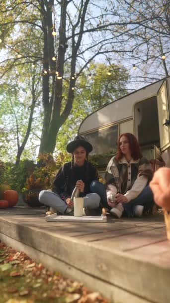 Krásné Hipísáky Objímající Podzimní Slunce Vychutnávají Čaj Terase Vysoce Kvalitní — Stock video