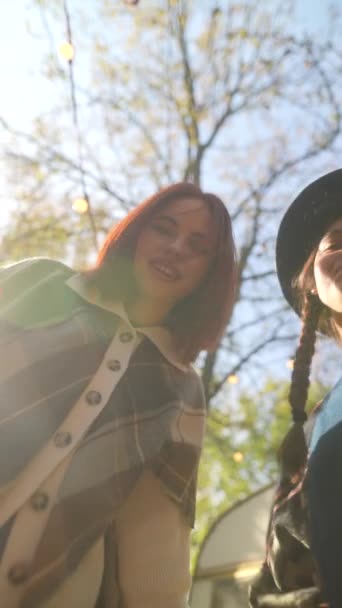 Jardín Otoño Dos Niñas Con Disfraces Hippies Están Mostrando Sus — Vídeo de stock