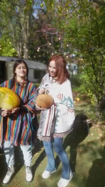 Svých Hipísáckých Kostýmech Dvě Krásné Dívky Předvádějí Dýně Podzimní Zahradě — Stock video