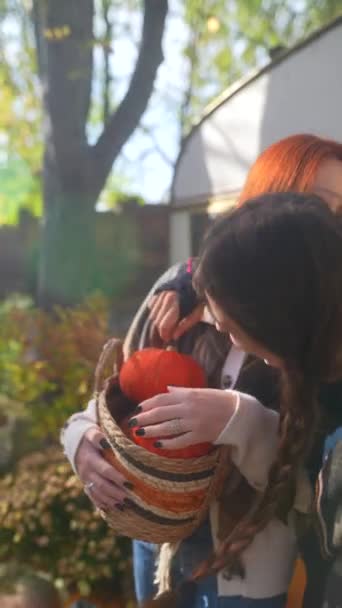 Zwei Hübsche Hippie Freunde Mit Einem Kürbis Amüsieren Sich Herbstlichen — Stockvideo