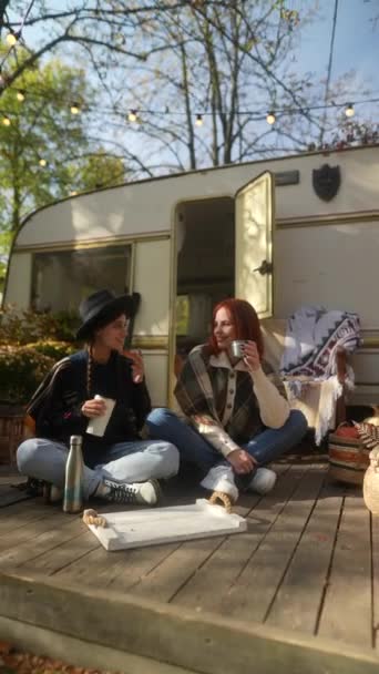Avec Leur Ambiance Hippie Les Superbes Jeunes Femmes Sirotent Thé — Video