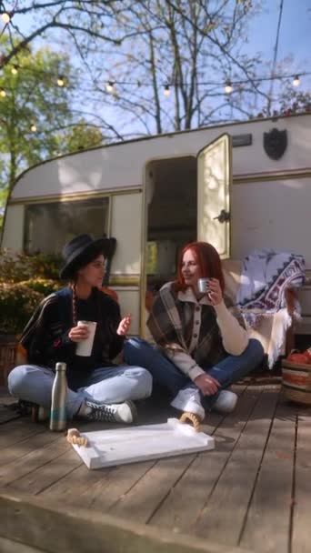 Pár Módních Mladistvých Hippie Dívek Slunné Terase Podzim Vychutná Šálek — Stock video