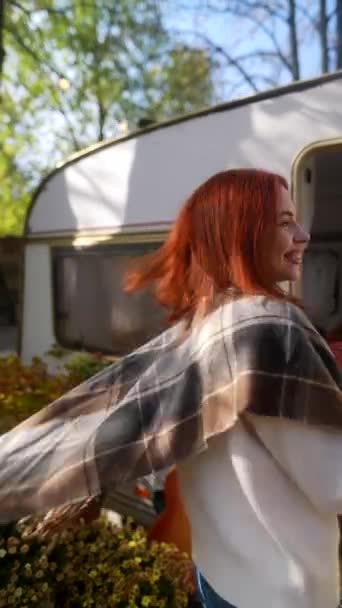 Parlak Kızıl Saçlarıyla Göz Kamaştırıcı Genç Bir Kadın Sonbahar Bahçesinde — Stok video