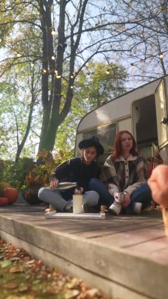 Meninas Hippie Lindo Desfrutar Chá Terraço Ensolarado Durante Belo Dia — Vídeo de Stock