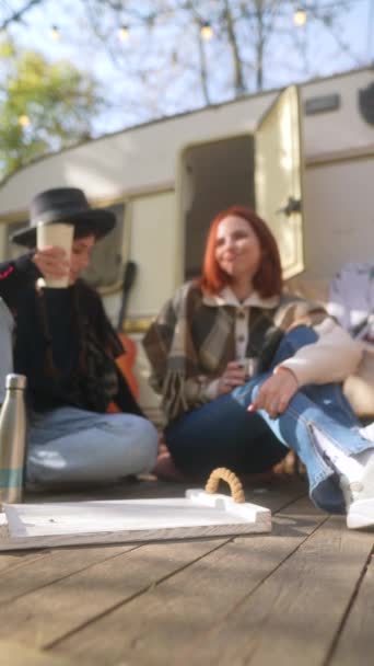 Hippie Dívky Užívají Horký Čaj Slunečného Podzimního Dne Terase Vysoce — Stock video