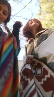 İki genç dansçı, tam hippi tarzında, sonbahar bahçesinde eğleniyorlar. Yüksek kalite 4k görüntü