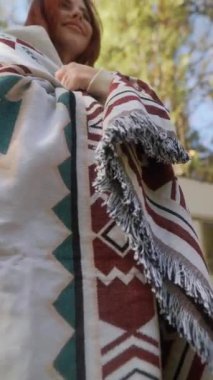 Gerçek bir fresk tarzında, çekici ve şık bir kız sonbahar atmosferiyle çevrili terasta pizzasından zevk alır. Yüksek kalite 4k görüntü