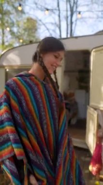 Güneş ışığını kucaklayan, hippiler gibi giyinmiş iki arkadaş sonbahar havasının tadını çıkarıyorlar. Yüksek kalite 4k görüntü