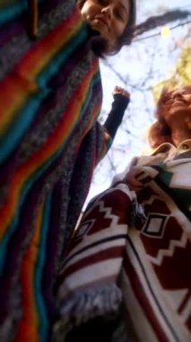 Sonbahar bahçesi, hippi kıyafetli iki genç bayana dans için sahne sağlar. Yüksek kalite 4k görüntü