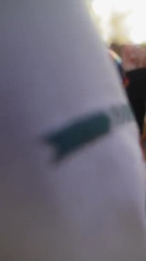 Havalı kıyafetleriyle, iki arkadaş güneşli sonbahar havasının tadını çıkarıyorlar. Yüksek kalite 4k görüntü