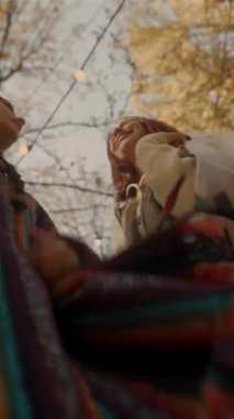 İki hippi esinlenilmiş genç kız sonbahar bahçesinde neşeyle dans ediyorlar. Yüksek kalite 4k görüntü