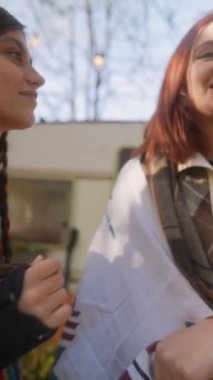 Hippi kıyafetli iki genç bayan sonbahar bahçesinde dans ediyorlar. Yüksek kalite 4k görüntü