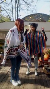 Sonbaharın güneşli havasıyla çevrelenmiş, hippi kılığındaki iki arkadaş harika vakit geçiriyorlar. Yüksek kalite 4k görüntü