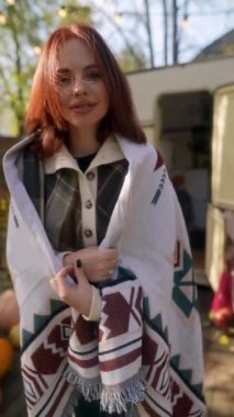 Kızıl saçlı güzel bir kız sonbaharda bahçede içindeki hippiyi kucaklıyor. Yüksek kalite 4k görüntü