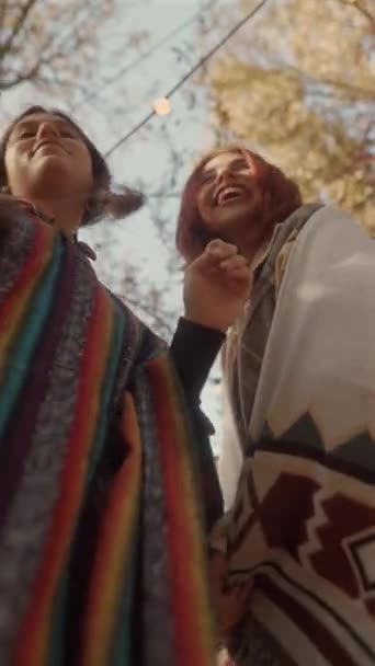 Podzimní Zahradě Tančí Dvě Mladé Dívky Oblečené Jako Hipíci Vysoce — Stock video