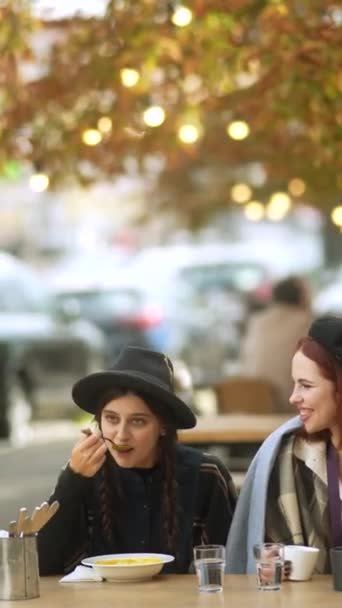 街の中心部には 秋のテラスで2人のスタイリッシュで美しい友人がお茶を味わいます 高品質の4K映像 — ストック動画