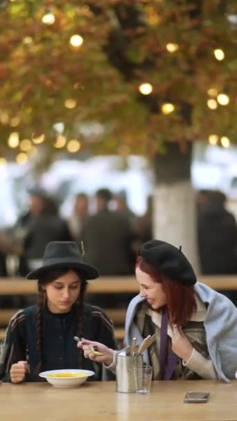 Deux Femmes Mode Jeunes Entièrement Immergées Dans Charme Des Villes — Video