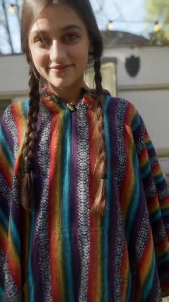 Eine Lebhafte Junge Dame Einem Hippie Ensemble Einem Sonnigen Herbsttag — Stockvideo