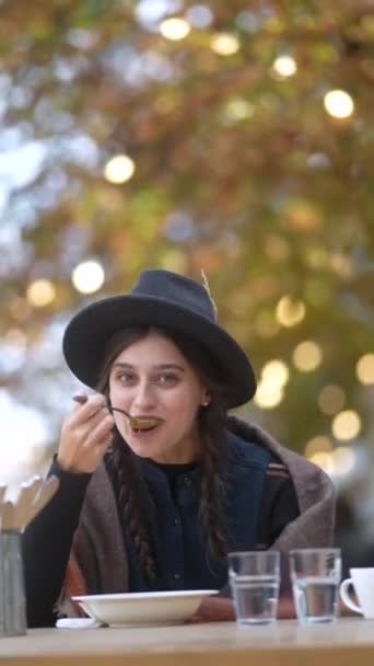 Uma Jovem Mulher Vibrante Seu Traje Outono Está Almoçando Terraço — Vídeo de Stock