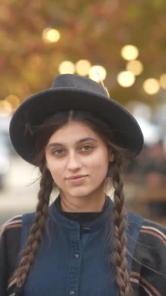 Ένα Γοητευτικό Κορίτσι Που Φοράει Καπέλο Και Χίπικο Βλέμμα Περιπλανιέται — Αρχείο Βίντεο