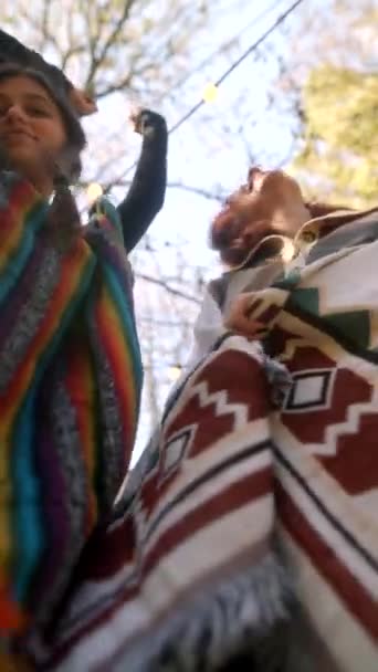彼らのヒッピーの衣装では 2人の若い女の子が秋の庭の音楽にひざまずいている 高品質の4K映像 — ストック動画