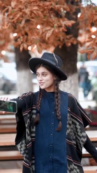 Uma Beleza Vestida Chapéu Hippie Caminha Graciosamente Pelas Ruas Cidade — Vídeo de Stock