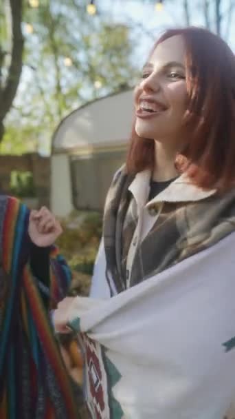 Jardim Outono Duas Meninas Trajes Hippies Estão Mostrando Seus Movimentos — Vídeo de Stock