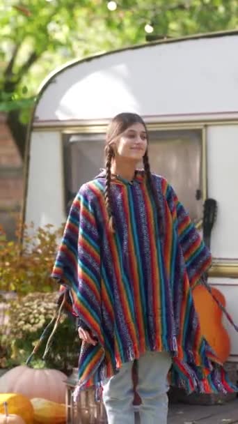 Krásná Dívka Hippie Oblečení Těší Slunný Podzimní Den Zahradě Vysoce — Stock video