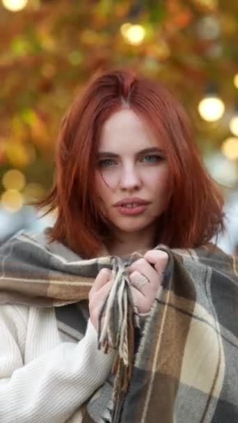 街の通りでは 繊細な赤毛の女の子が秋の姿を見ている 高品質の4K映像 — ストック動画