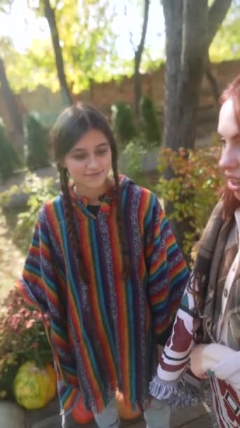 Zwei Jugendliche Tänzer Hippie Gewand Grooven Herbstlichen Garten Hochwertiges Filmmaterial — Stockvideo