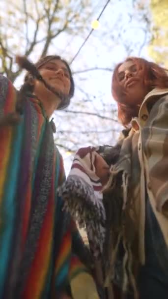 Ciesząc Się Jesienną Atmosferą Tańczy Duet Młodych Dziewcząt Przebranych Hipisów — Wideo stockowe