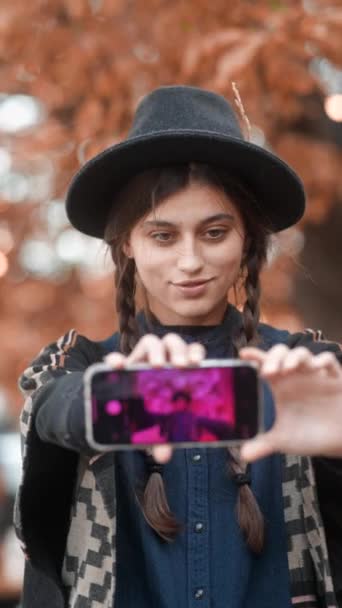 Con Sombrero Atuendo Hippie Una Encantadora Mujer Explora Las Calles — Vídeo de stock