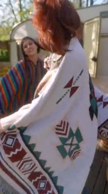 Hippi kıyafetleriyle, iki arkadaş güneşli sonbahar gününün tadını çıkarıyorlar. Yüksek kalite 4k görüntü