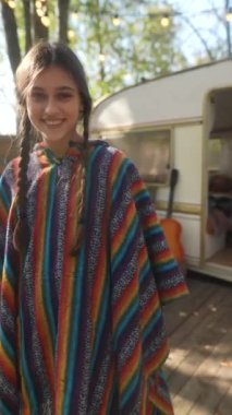 Sonbaharın sıcak güneşinde, parlak ve genç bir kadın hippi ruhunu somutlaştırıyor. Yüksek kalite 4k görüntü