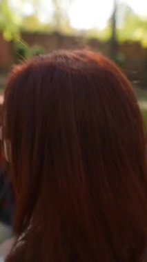 Gerçek bir hippi tarzıyla, iki dost bu sonbahar gününün güneşli atmosferini kucaklıyor. Yüksek kalite 4k görüntü