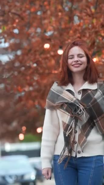 Donned Autumnal Ensemble Heartfelt Red Haired Girl Wanders City Streets — Stock Video