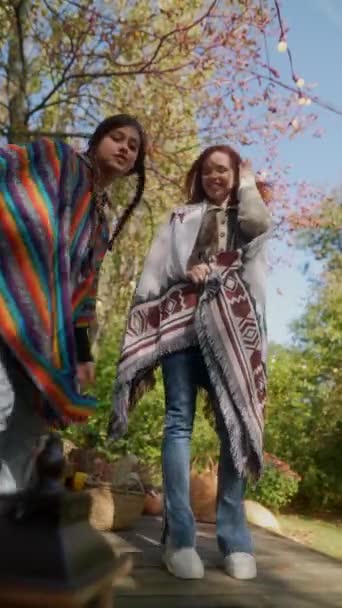 Dois Amigos Traje Hippie Desfrutar Clima Ensolarado Outono Imagens Alta — Vídeo de Stock