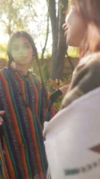 Ένα Ζευγάρι Νεαρών Κοριτσιών Ντυμένων Χίπις Χορεύουν Στον Φθινοπωρινό Κήπο — Αρχείο Βίντεο