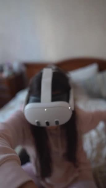 Svém Vlastním Prostoru Živá Mladá Žena Ponoří Videoher Virtuální Reality — Stock video