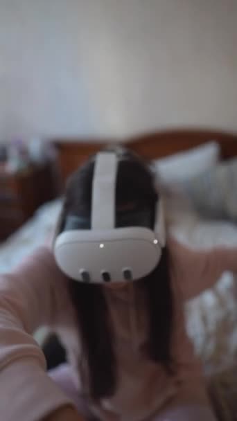 Menggunakan Headset Realitas Maya Seorang Wanita Energik Memainkan Permainan Video — Stok Video