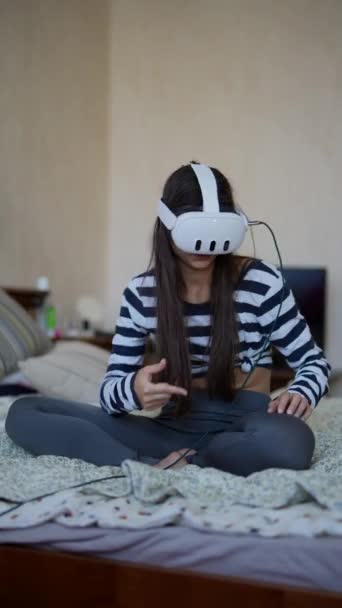 Světě Virtuální Reality Mladá Žena Užívá Zážitek Sledování Videa Vysoce — Stock video