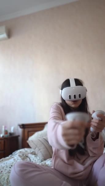 Себя Дома Активная Леди Наслаждается Игрой Мире Виртуальной Реальности Высококачественные — стоковое видео