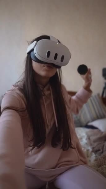 Svém Osobním Prostoru Živá Žena Ponoří Světa Her Virtuální Reality — Stock video