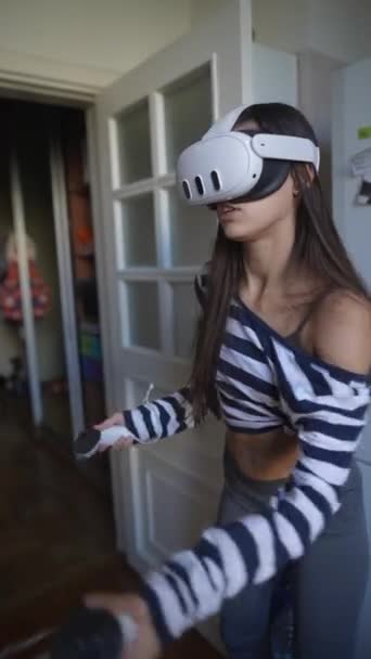 Okouzlující Sportovkyně Ponořená Virtuální Reality Pomocí Sluchátek Vysoce Kvalitní Záběry — Stock video