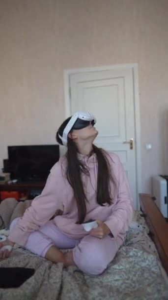 Eine Dynamische Junge Frau Spielt Virtual Reality Spiele Auf Engstem — Stockvideo