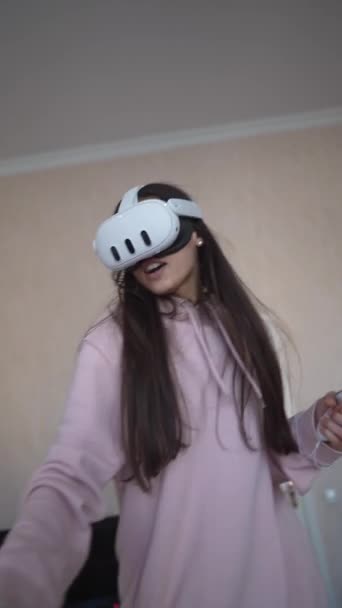 Nadšená Mladá Žena Hraje Doma Videohry Virtuální Reality Vysoce Kvalitní — Stock video